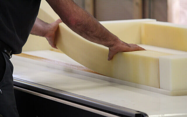 Склеивание основы матраса и короба из ППУ по периметру